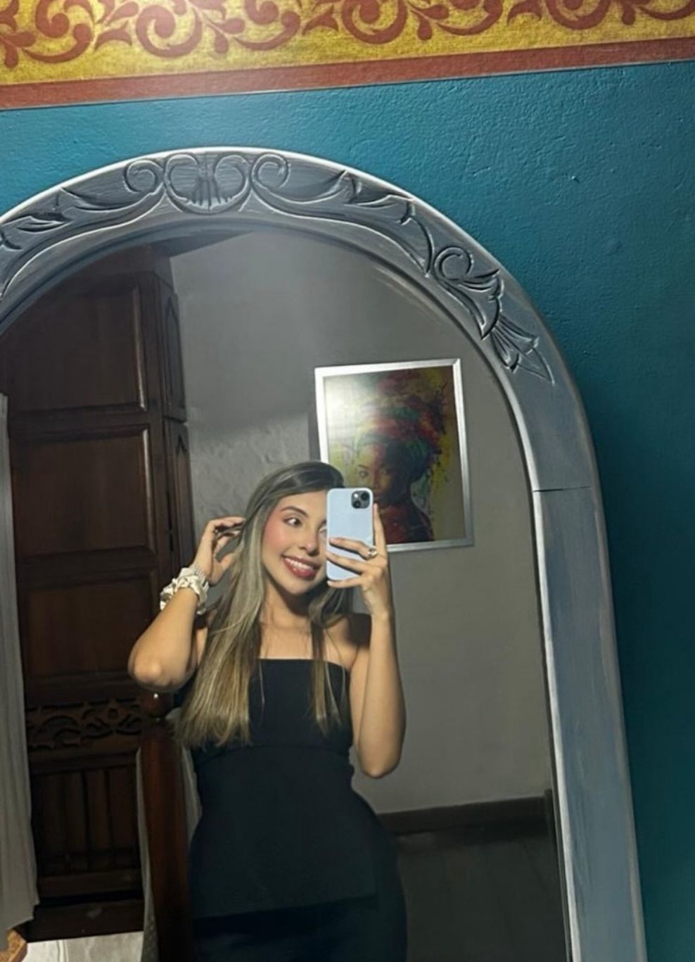 Ella sonriendo